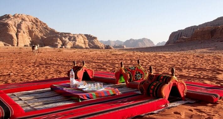 Tapis et thé du bivouac dressé dans le désert du Wadi Rum