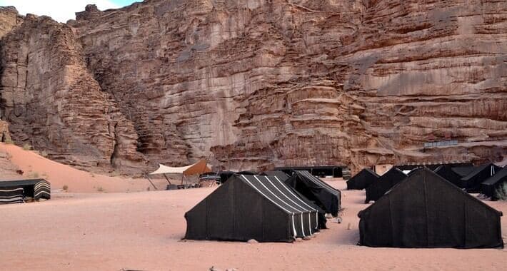 Tentes du campement fixe à l’entrée du désert du Wadi Rum