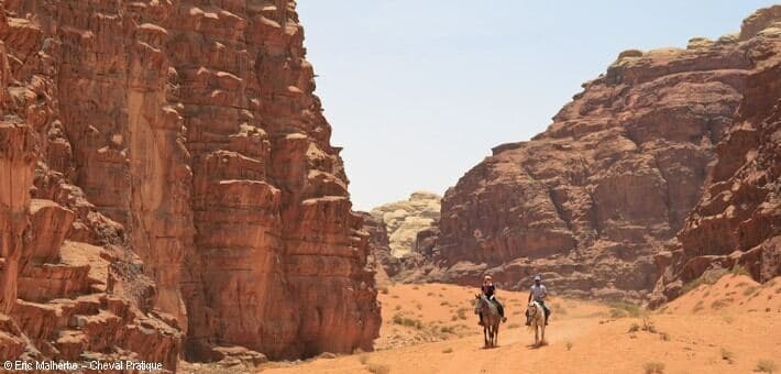 Cavaliers dans un canyon du Wadi Rum
