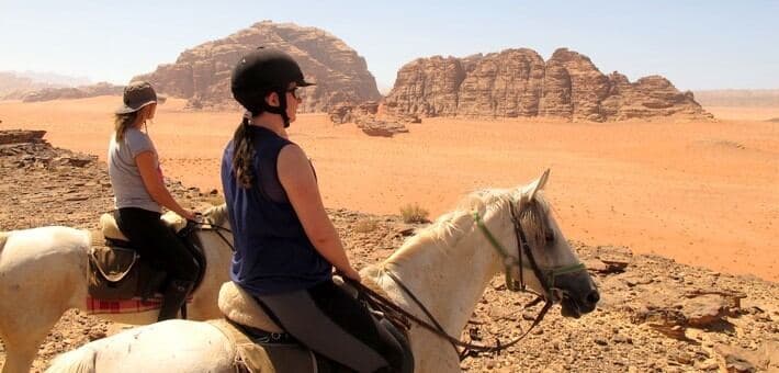 Cavaliers face aux massifs du Wadi Rum