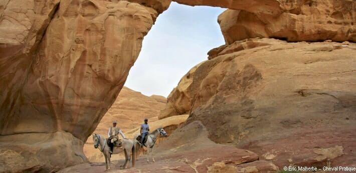 Cavaliers sous l’arche naturelle de Burdah