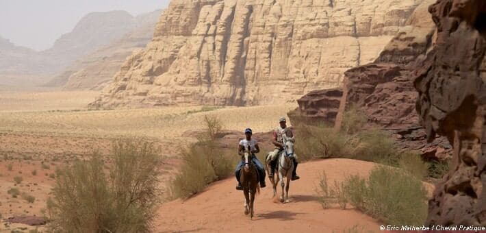 Cavaliers dans les dunes de sable rouge du Wadi Rum