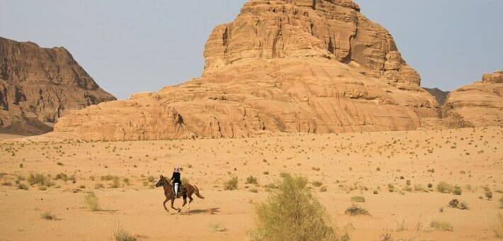 Cavalier au pied des massifs du Wadi Rum